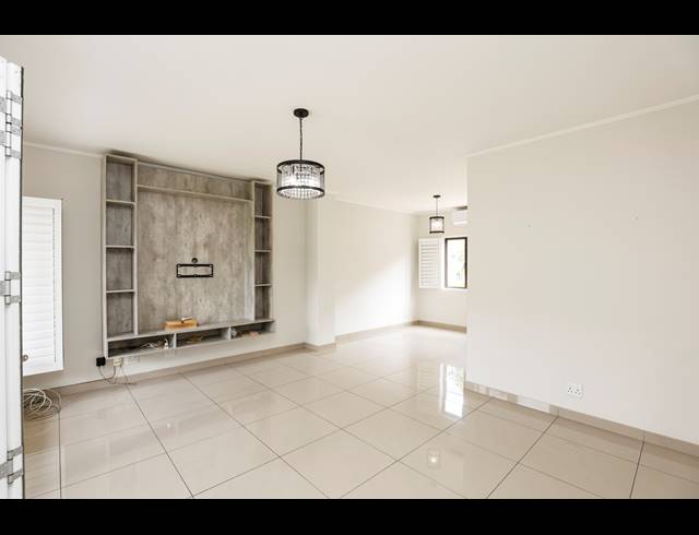 2 BEDROOM TOWNHOUSE FOR SALE IN ESSENWOOD